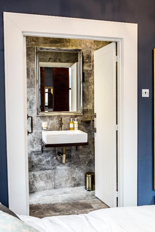 The Cow Hollow Hotel - Resim 44