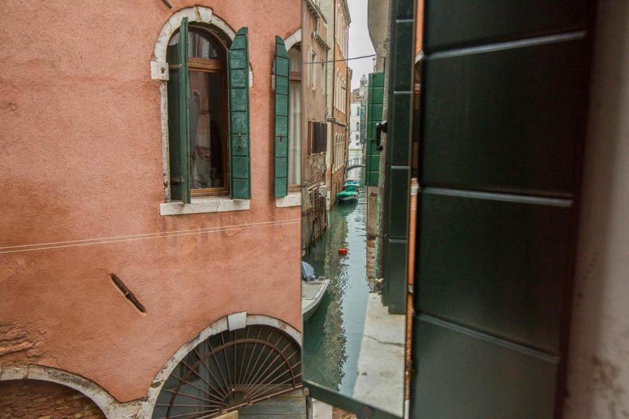 una vista de un canal entre dos edificios en between the channels, in San Marco, en Venecia