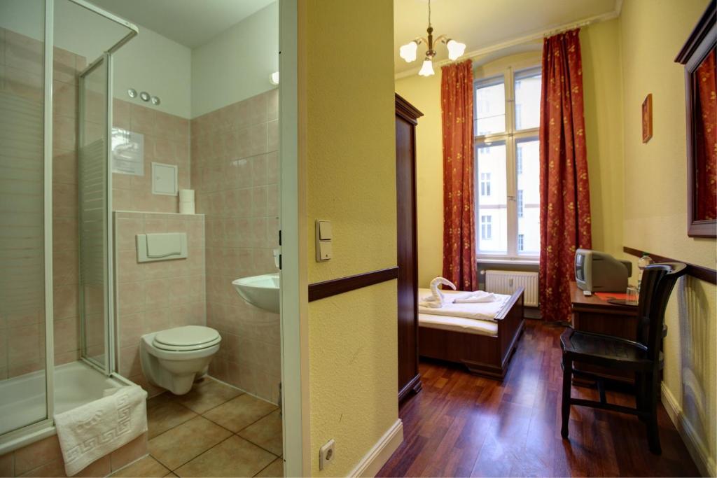 Koupelna v ubytování Hotel Pension Bernstein am Kurfürstendamm