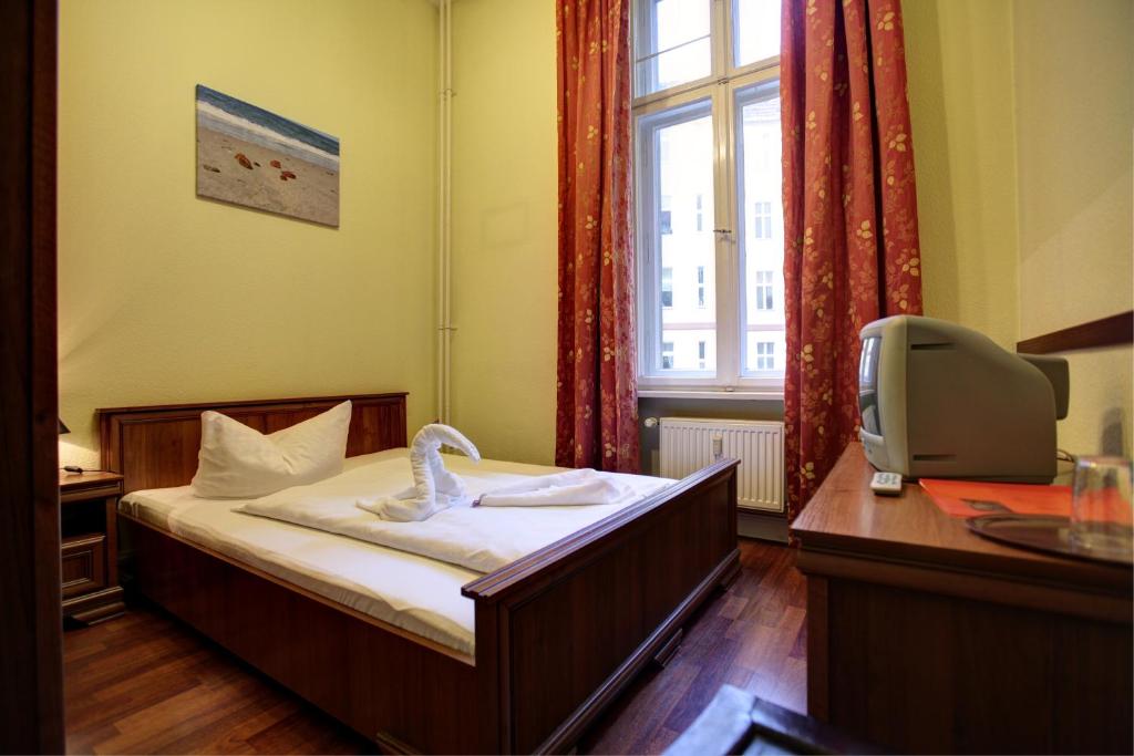 Postel nebo postele na pokoji v ubytování Hotel Pension Bernstein am Kurfürstendamm