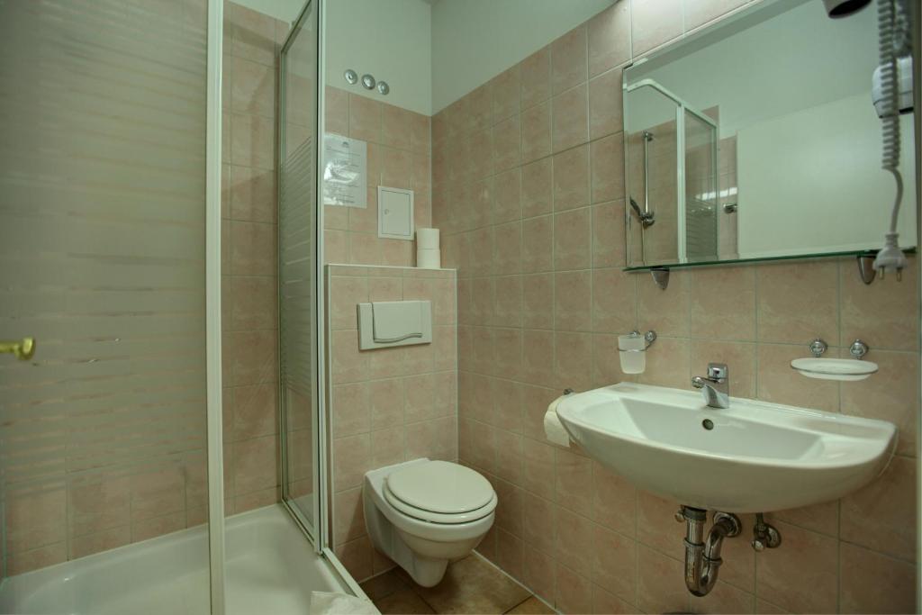 Koupelna v ubytování Hotel Pension Bernstein am Kurfürstendamm