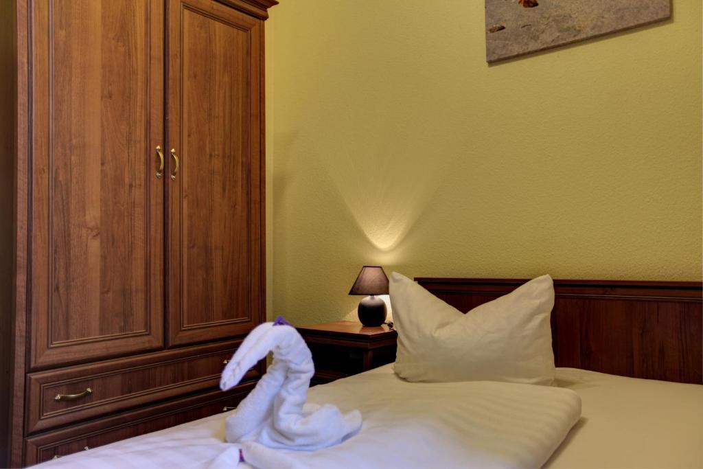 Postel nebo postele na pokoji v ubytování Hotel Pension Bernstein am Kurfürstendamm