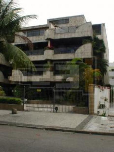 un edificio alto con una palmera delante de él en Ed Firenze, en Río de Janeiro