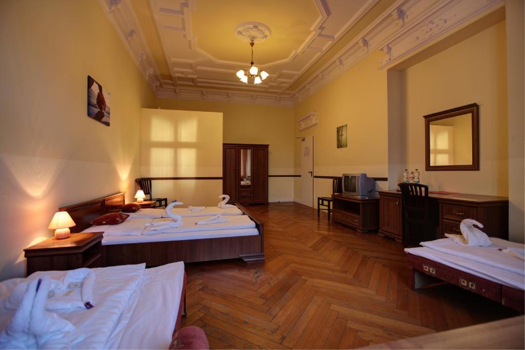 Postel nebo postele na pokoji v ubytování Hotel Pension Bernstein am Kurfürstendamm