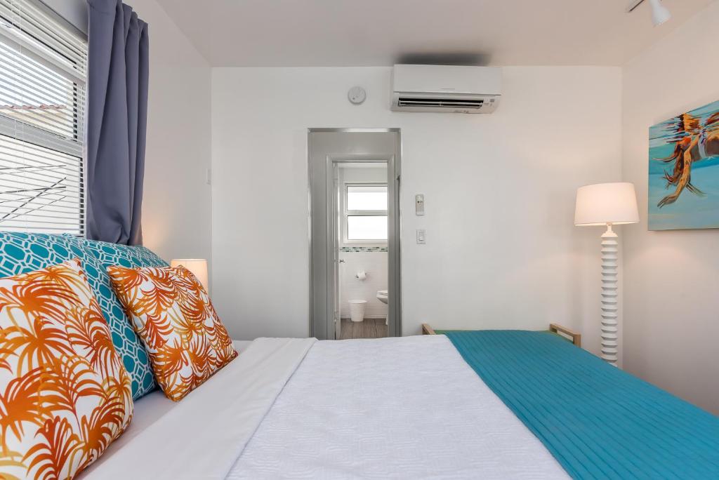 Postel nebo postele na pokoji v ubytování Nobleton Hotel