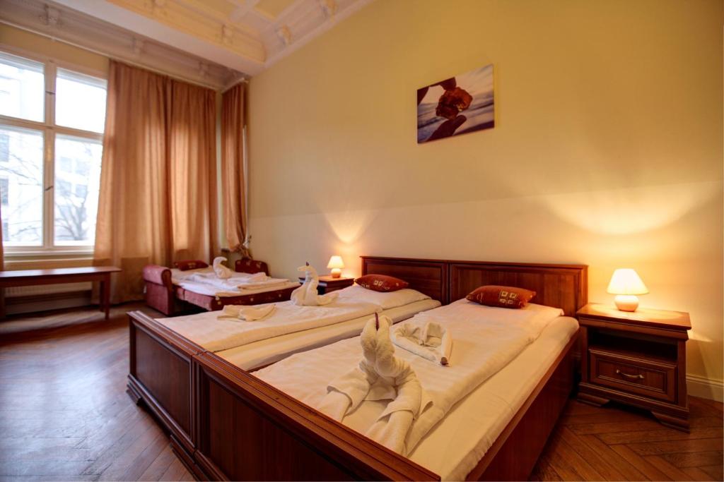 Postel nebo postele na pokoji v ubytování Hotel Pension Bernstein am Kurfürstendamm