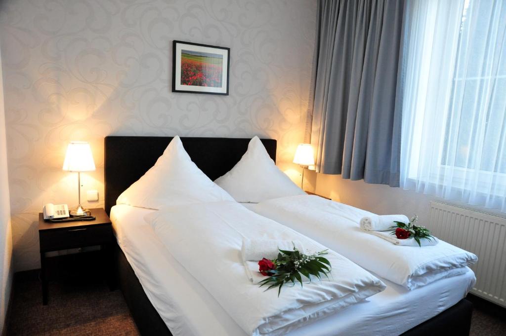 Postel nebo postele na pokoji v ubytování Bernstein Acamed Resort