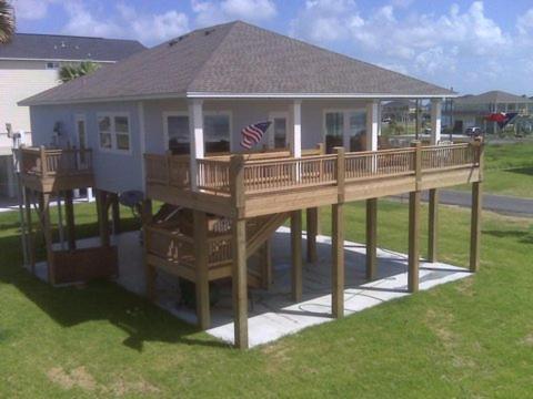un grande ponte con una casa con una bandiera sopra di Shore Haven Home a Bolivar Peninsula