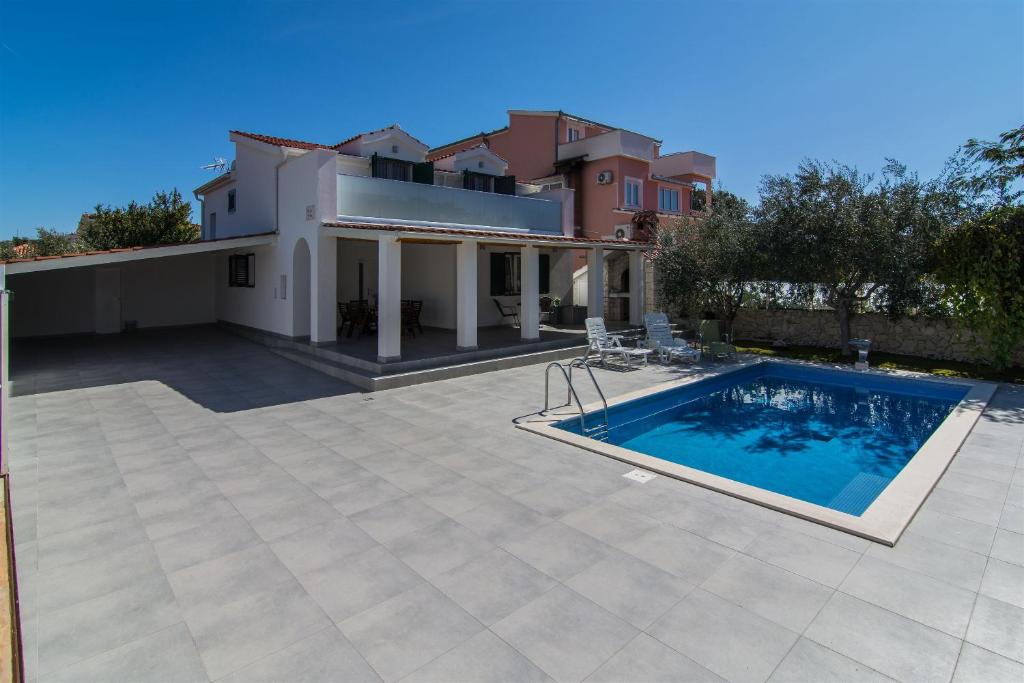 uma villa com uma piscina e uma casa em Villa Vesa em Sevid