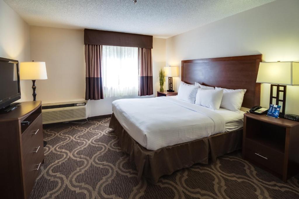 Postel nebo postele na pokoji v ubytování Ashmore Inn and Suites Lubbock