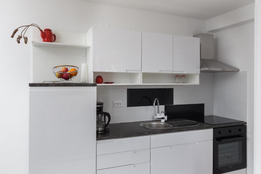 Кухня или мини-кухня в Apartments Luna

