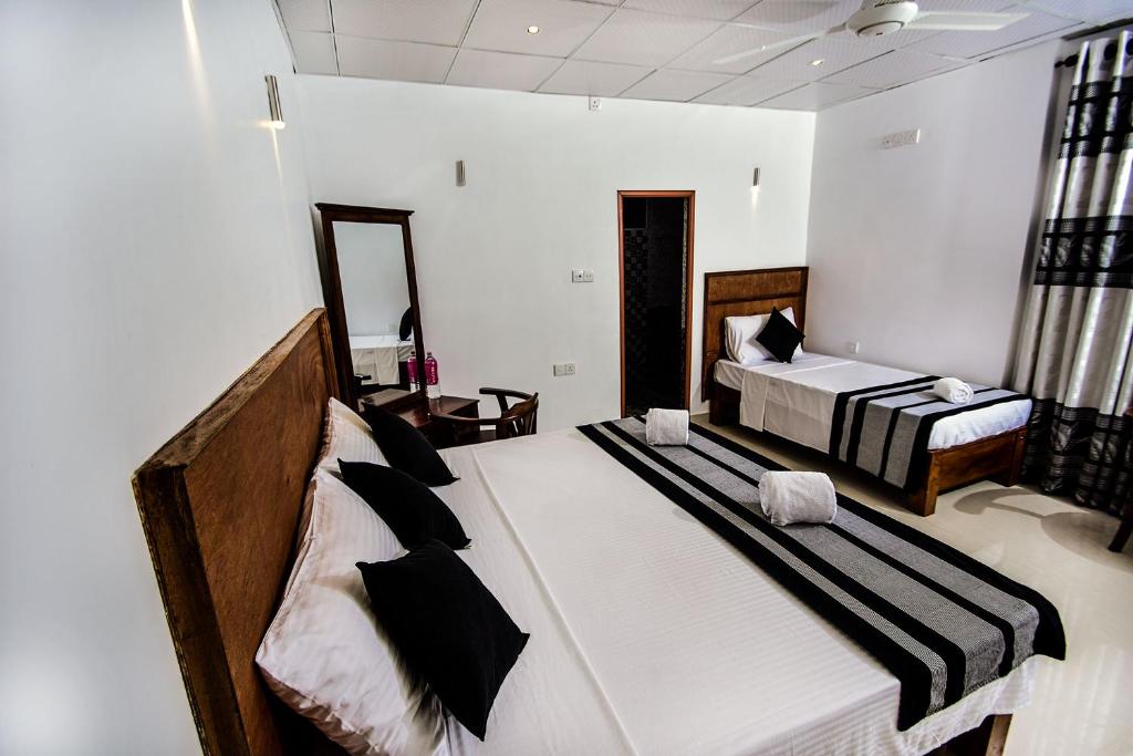 Postel nebo postele na pokoji v ubytování Heavens Door Guest Inn