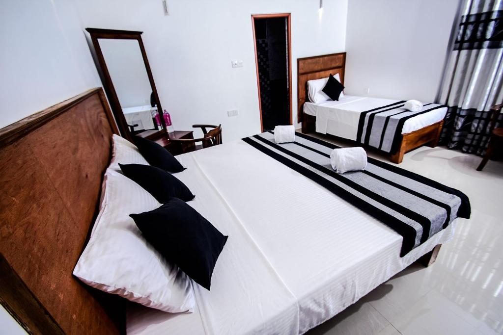 Postel nebo postele na pokoji v ubytování Heavens Door Guest Inn