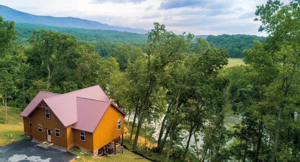 una vista aérea de una casa en el bosque en Tree Top cabin on the Shenandoah River, en Oak Hill
