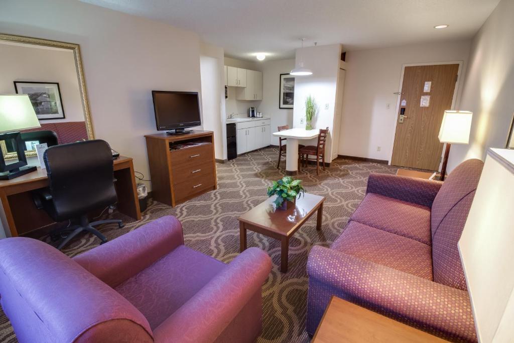 Kuchyň nebo kuchyňský kout v ubytování Ashmore Inn and Suites Lubbock