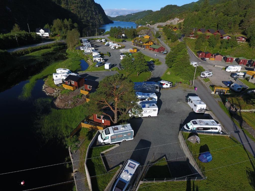 uma vista aérea de um parque de estacionamento ao lado de um lago em Bratland Camping em Bergen