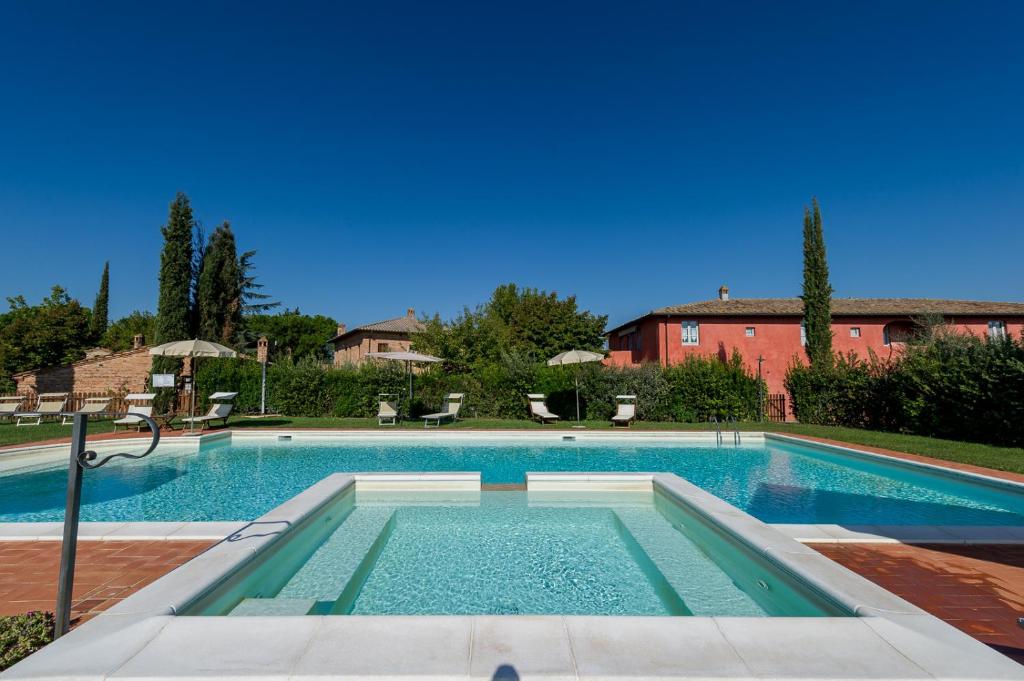 una piscina en medio de un patio en Agriturismo Podere La Rocca, en Abbadia di Montepulciano