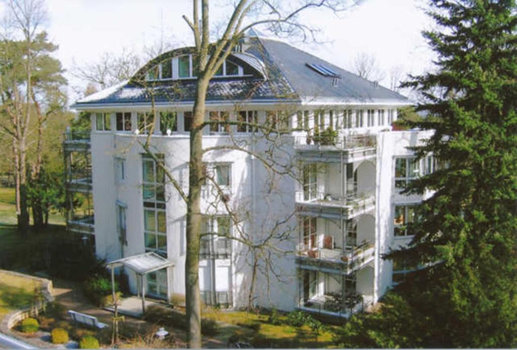 ヘリングスドルフにあるSeepark Heringsdorfの屋根付きの白い大きな建物