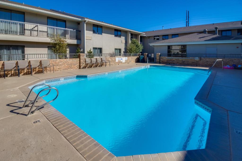 Bazén v ubytování Ashmore Inn and Suites Lubbock nebo v jeho okolí