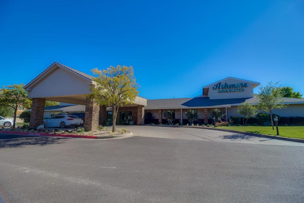 un negozio con un cartello sulla parte anteriore di Ashmore Inn and Suites Lubbock a Lubbock