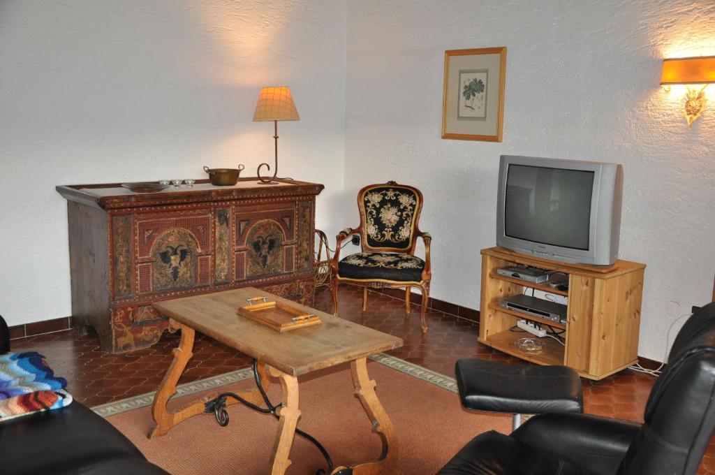 TV a/nebo společenská místnost v ubytování Landhaus Blaubeerhügel