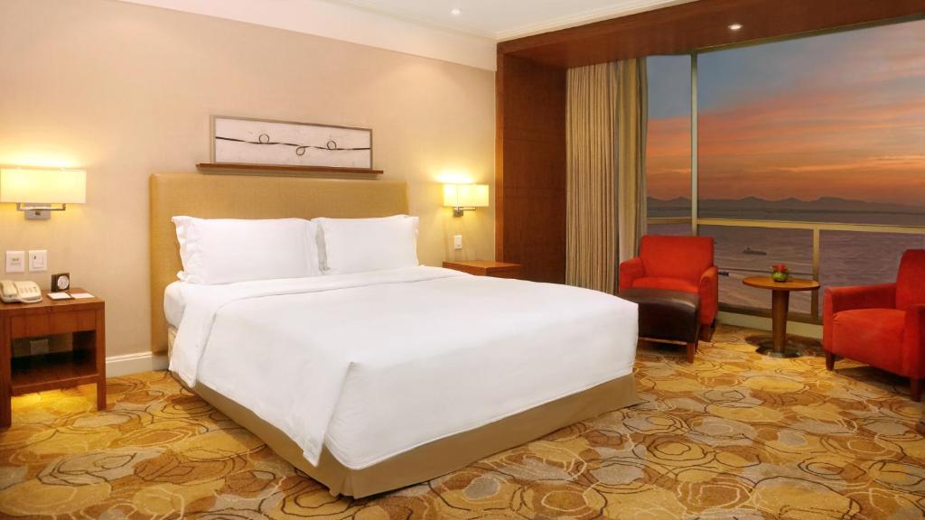 Postel nebo postele na pokoji v ubytování New Coast Hotel Manila