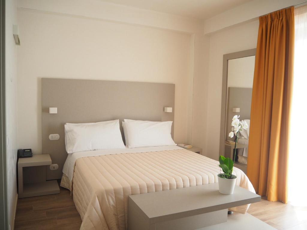 Postel nebo postele na pokoji v ubytování Oasiclub Hotel