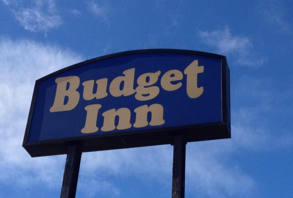 una señal azul con la palabra Burger inn en ella en Budget Inn Motel, en Austin
