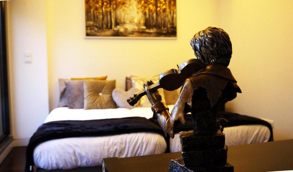 een standbeeld van een persoon in een kamer met een bed bij Home4you in Lissabon