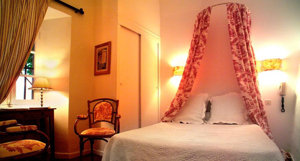 Postel nebo postele na pokoji v ubytování Hotel Restaurant des Deux Rocs