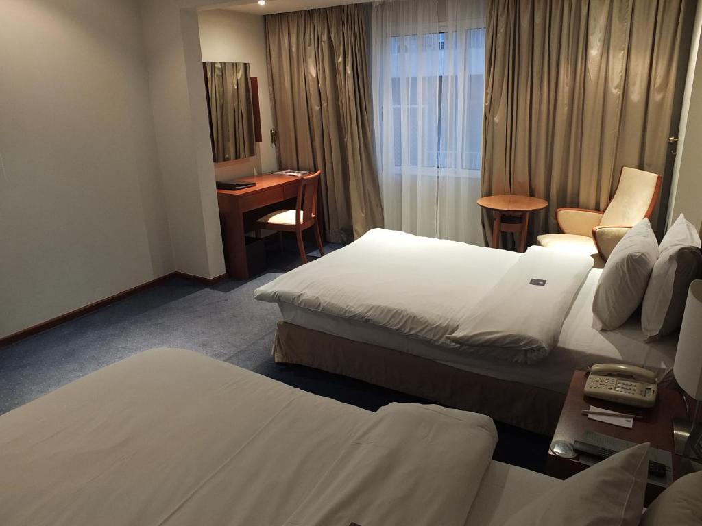 Postel nebo postele na pokoji v ubytování Plaza Hotel Beirut