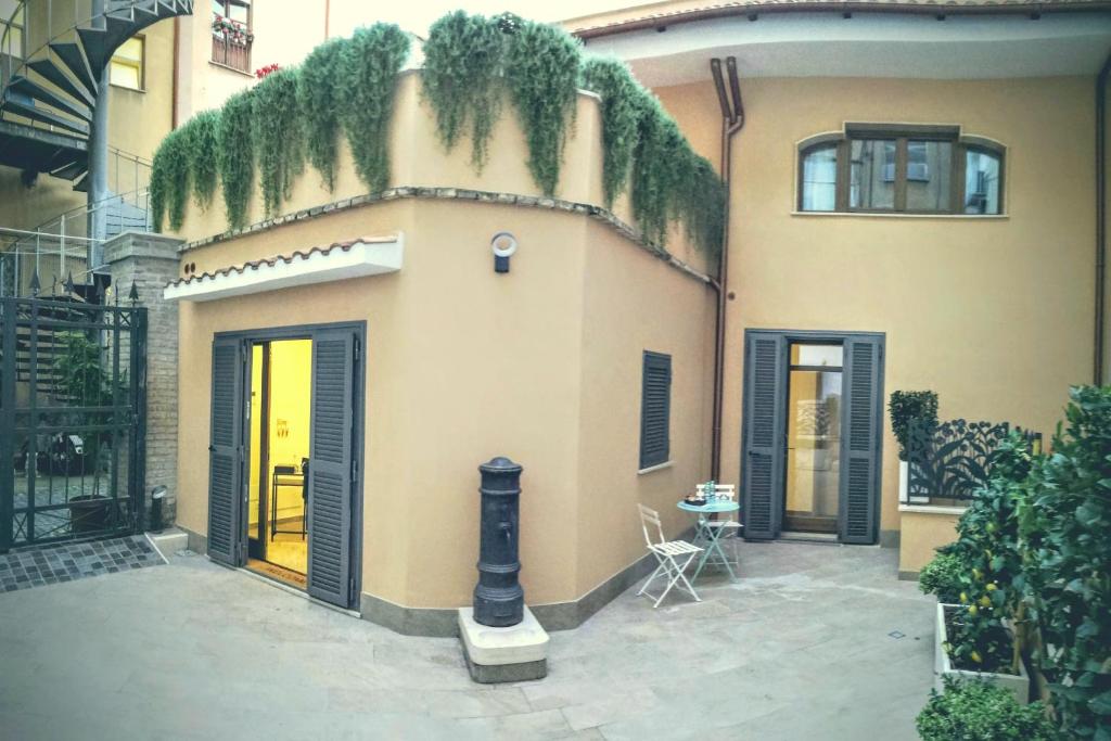 una casa con hiedra creciendo a su lado en CIVICO 7 Holiday Rooms en Roma