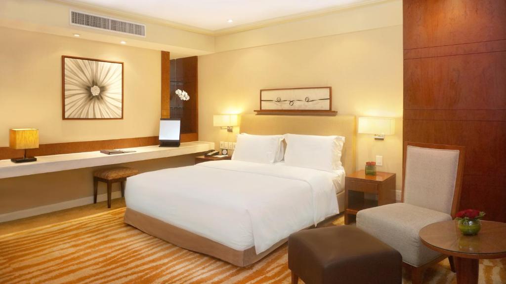 Postel nebo postele na pokoji v ubytování New Coast Hotel Manila
