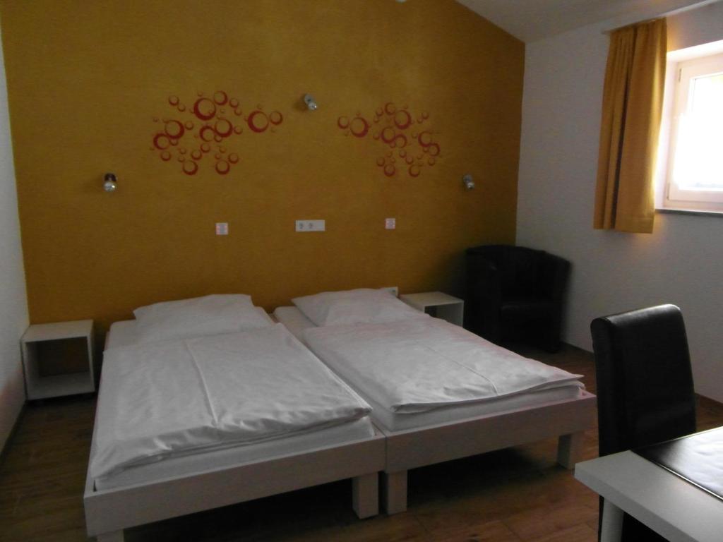 Postel nebo postele na pokoji v ubytování Hotel Am Donaubogen