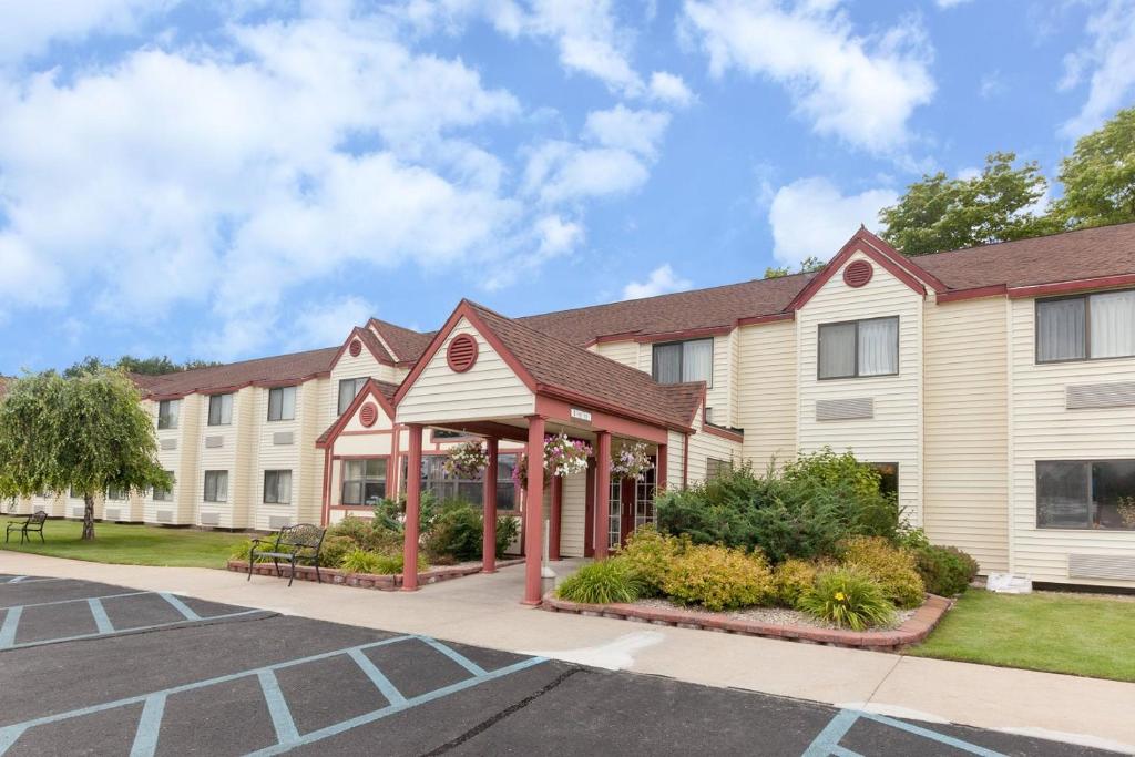 an exterior view of a building at Baymont by Wyndham Gaylord in Gaylord