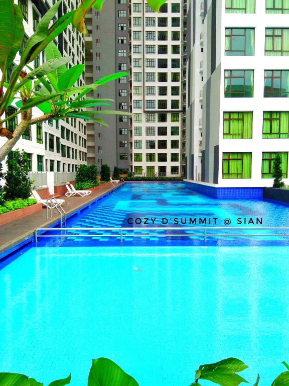 COZY D'Summit 2 Bedrooms @ 100mbps HIGH SPEED WIFI - Apartamento Con Vista A La Piscina