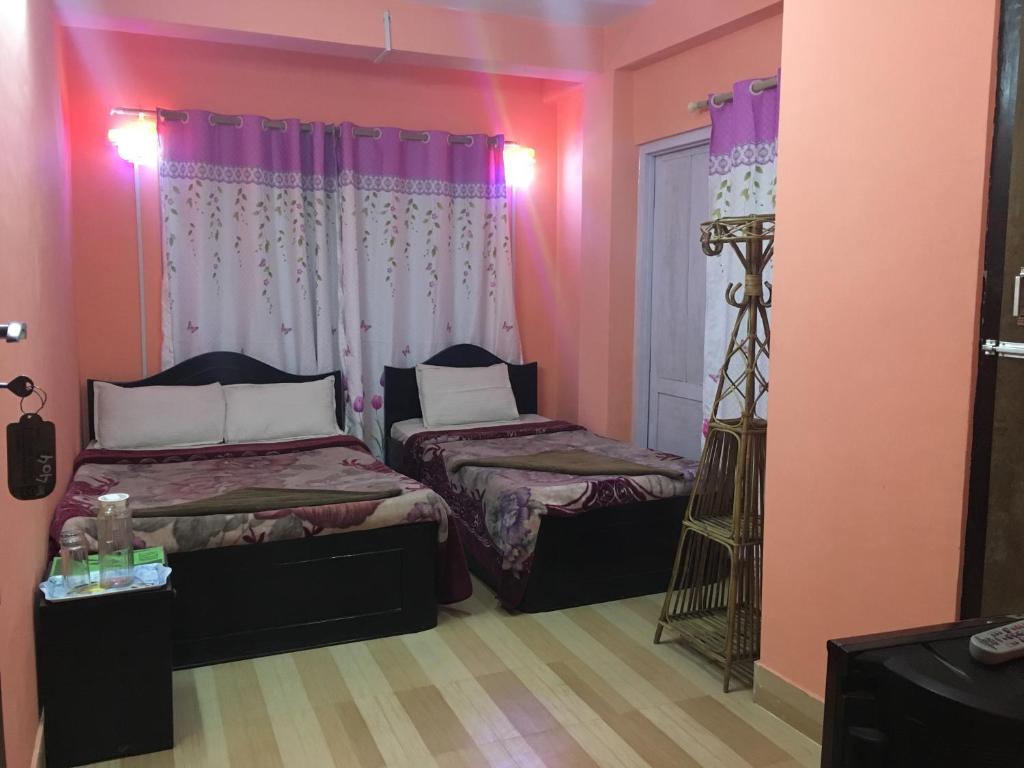 Postel nebo postele na pokoji v ubytování Pashupati Darshan Hotel