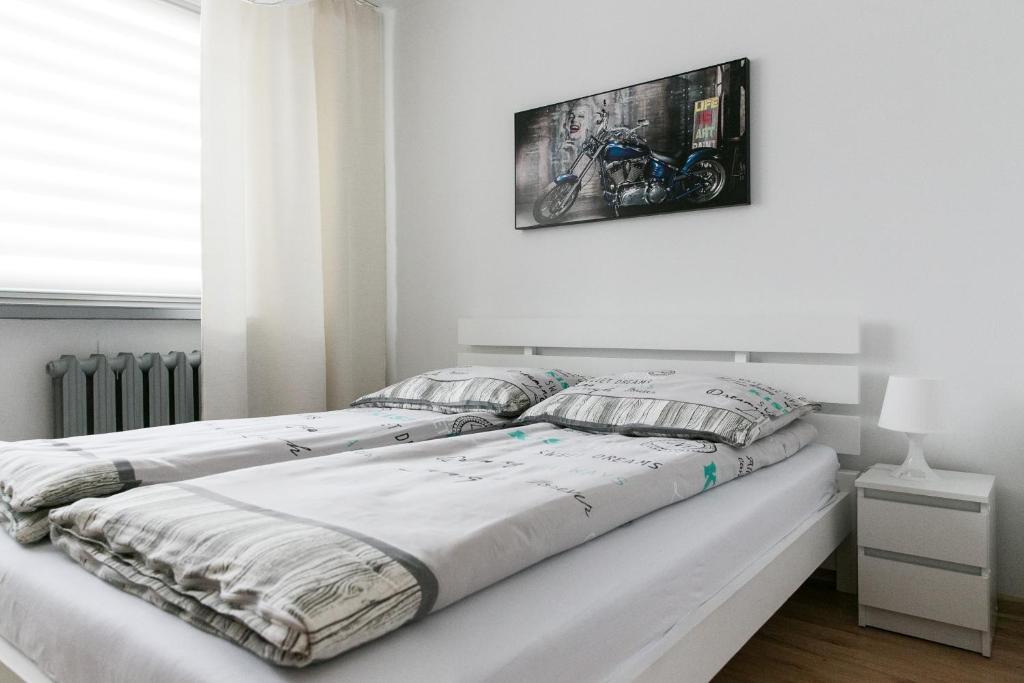 Кровать или кровати в номере Zielona Herbowa