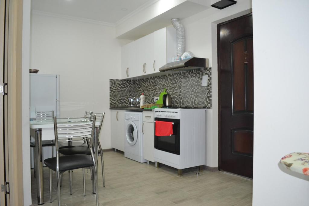 Dapur atau dapur kecil di batumi apartment 303