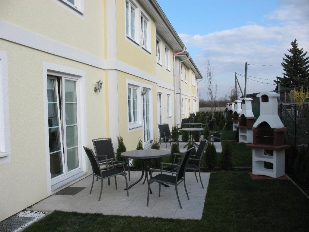 eine Terrasse mit Tischen und Stühlen neben einem Haus in der Unterkunft Studio Apartment Lehen 2 in Wien