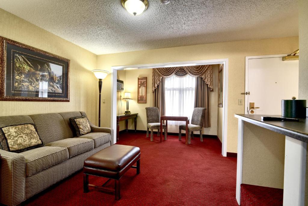Roosevelt Inn & Suites Saratoga Springs - Suite Doble Con Vistas Al Césped