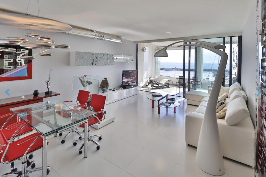 sala de estar con sofá blanco y sillas rojas en Atico Puerto Banus, Marbella, en Marbella