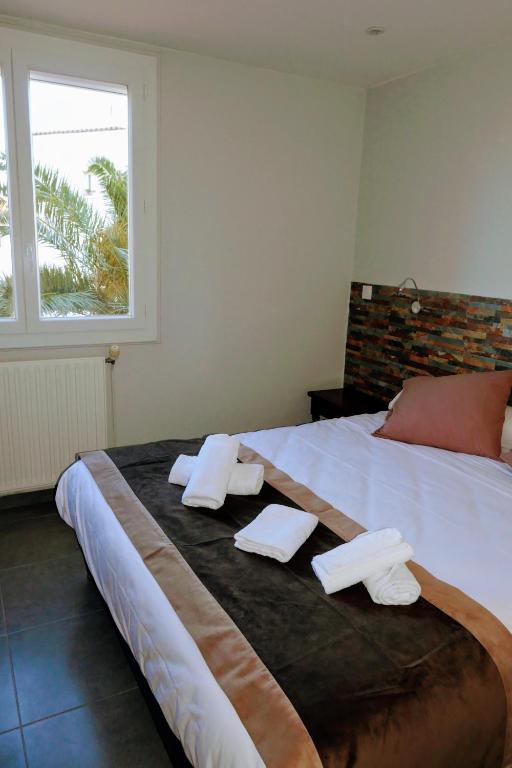 Postel nebo postele na pokoji v ubytování Logis Hôtel Restaurant Mar I Sol