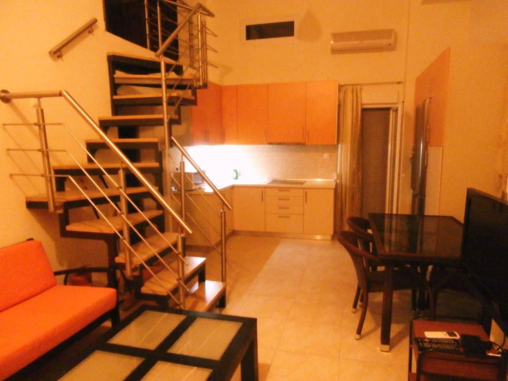 Sotirítsa的住宿－Dimitrios Apartments，一间带螺旋楼梯的客厅和一间厨房