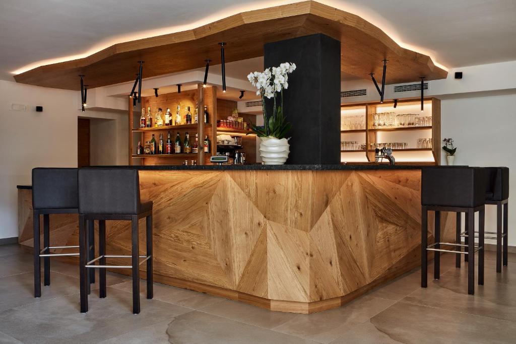 Lounge nebo bar v ubytování Mountain Hotel Mezdì