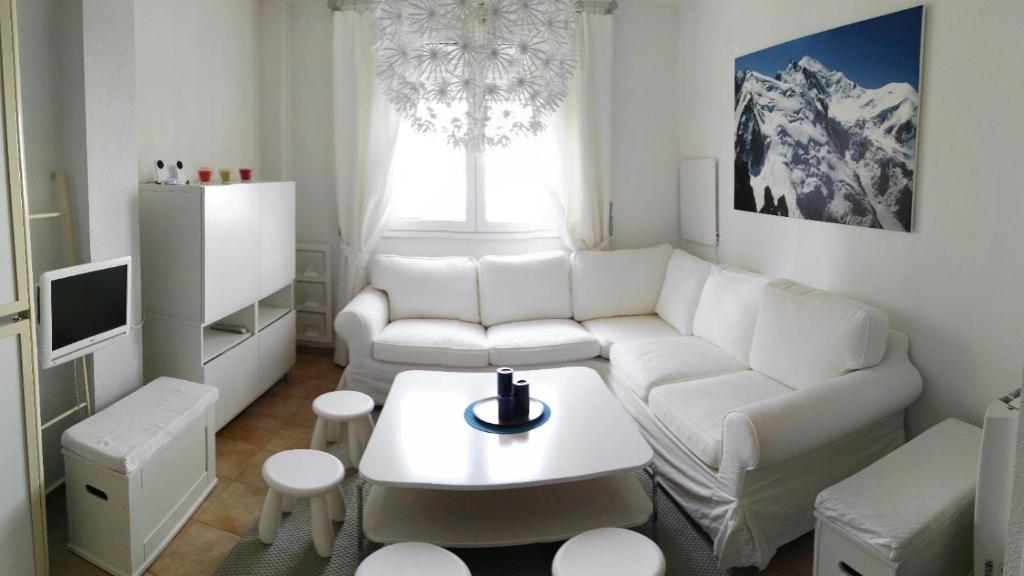 シエラネバダにあるMaribel Skiの白いソファとテーブルのあるリビングルーム