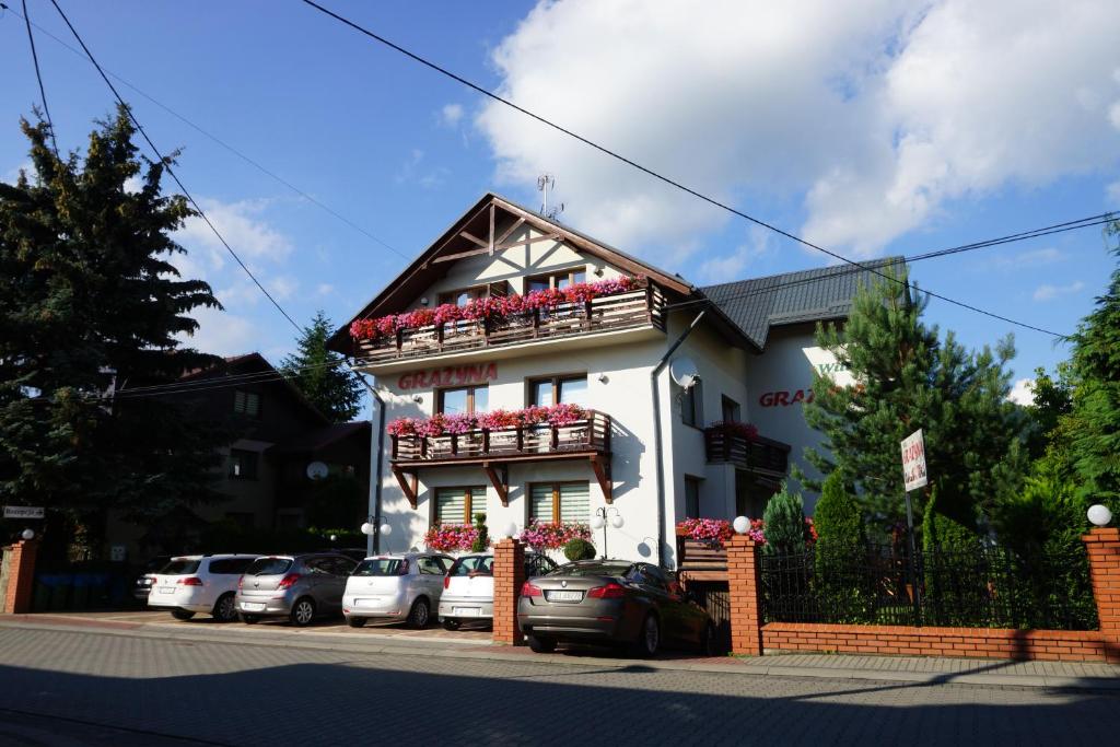 um edifício branco com caixas de flores em Willa Grażyna em Ustroń