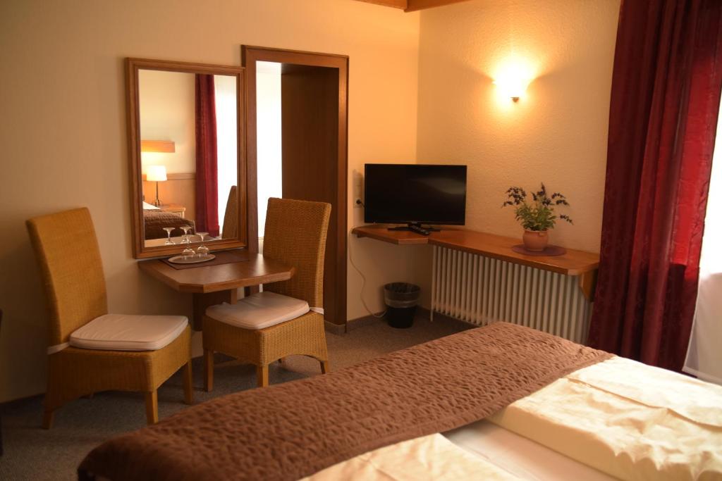 TV a/nebo společenská místnost v ubytování Landhotel Röfleuten