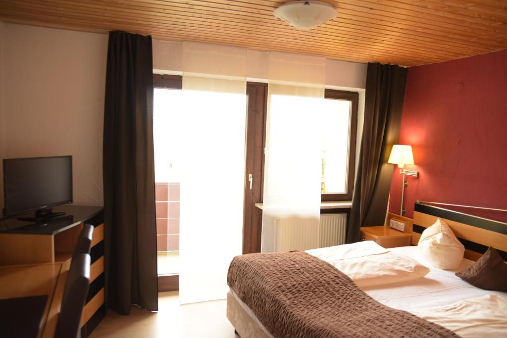 Postel nebo postele na pokoji v ubytování Landhotel Röfleuten