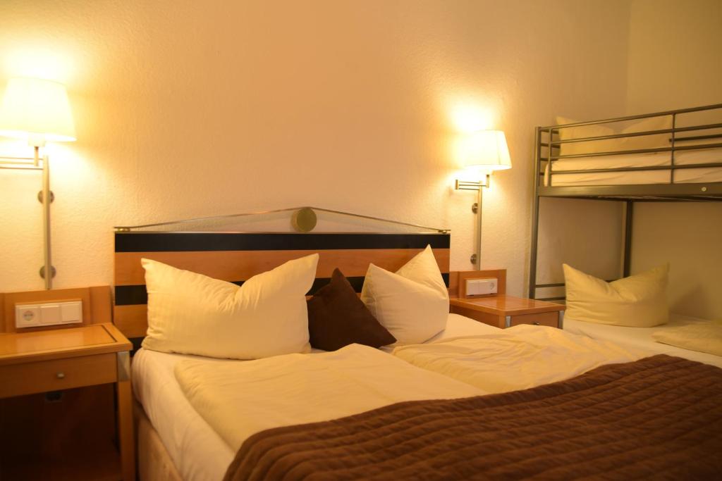 Postel nebo postele na pokoji v ubytování Landhotel Röfleuten